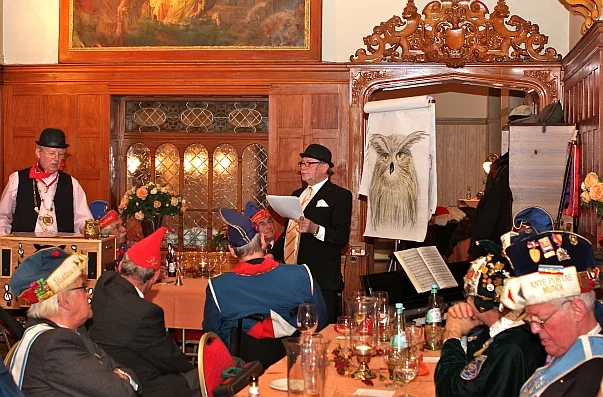 Schlaraffia – Ritter mit Helm und Ordensketten