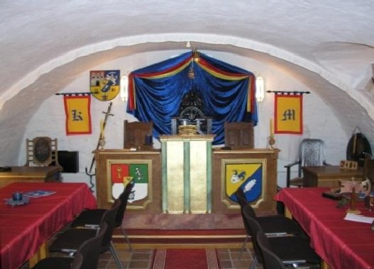 Schlaraffia – Ritter mit Helm und Ordensketten